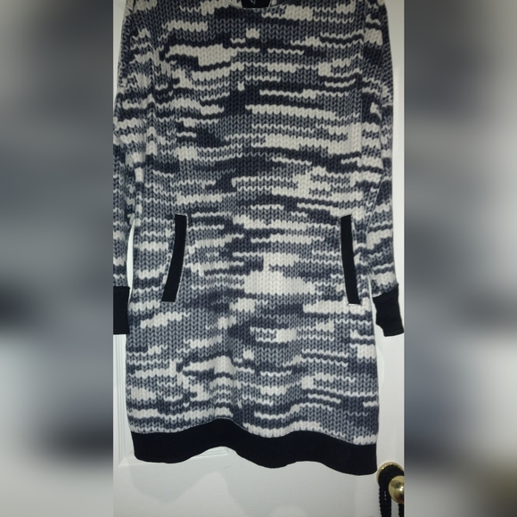 Vera Wang Pullover Sweater - Picture 2 of 8